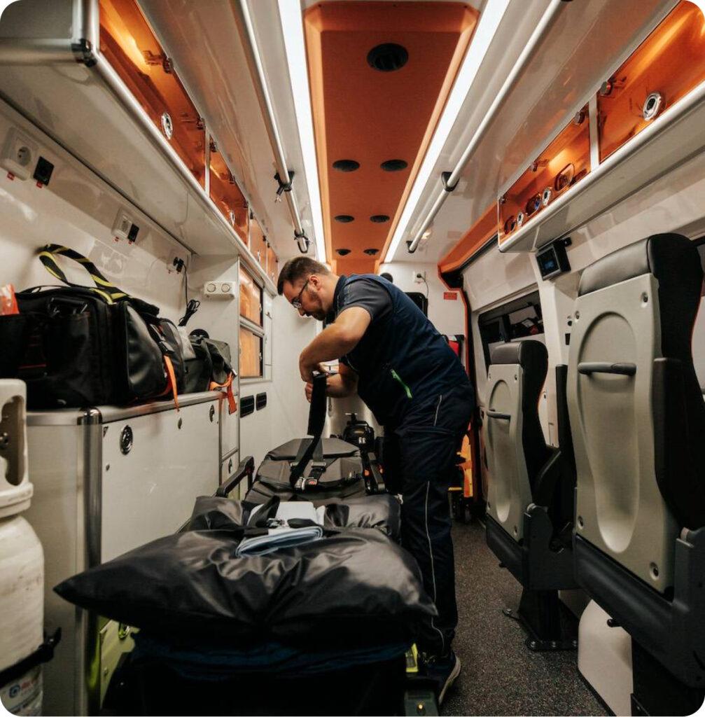 Ambulancier en intervention dans une ambulance de Bellegarde Ambulances dans l'Ain
