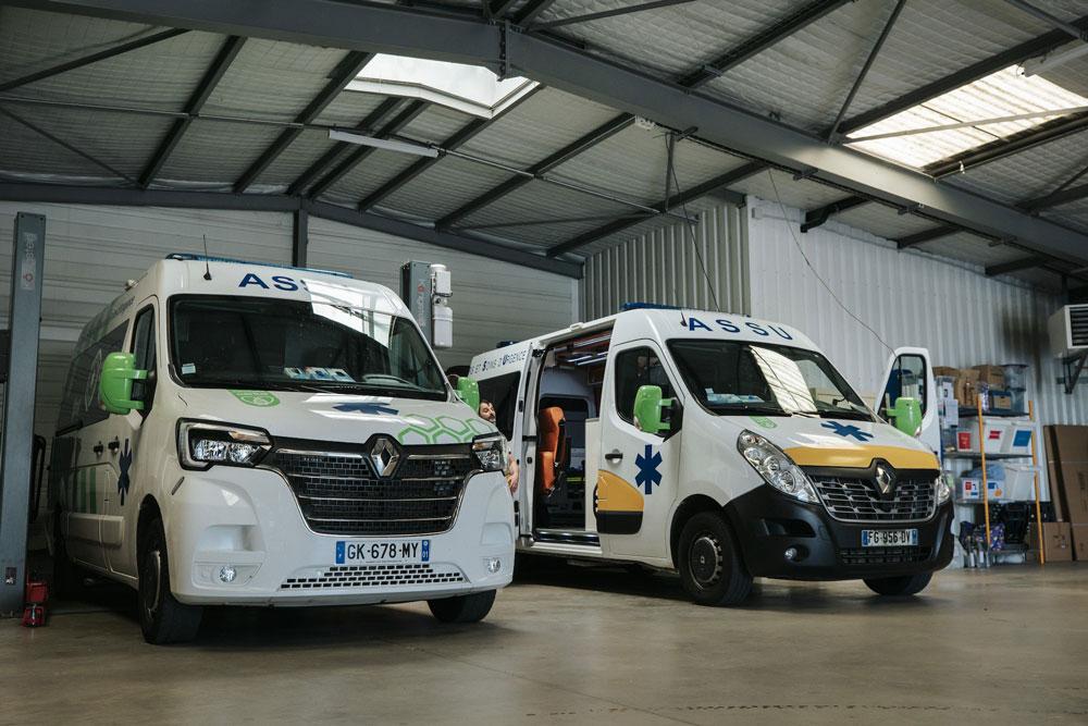 Deux ambulances de Bellegarde Ambulances prêtes pour le transport d'un patient dans l'Ain ou en Haute-Savoie