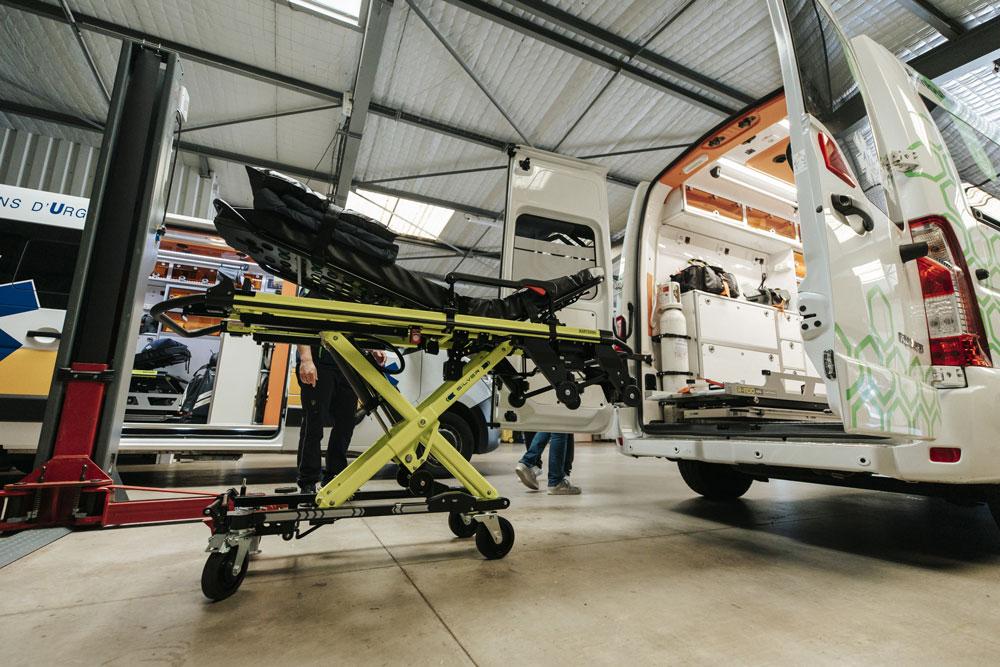 Brancard préparé pour un transport dans une ambulance dans l'Ain ou en Haute-Savoie
