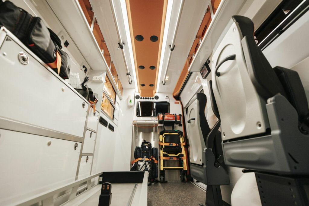 Intérieur d'une ambulance de Bellegarde Ambulances prête pour le transport d'un patient dans l'Ain ou en Haute-Savoie