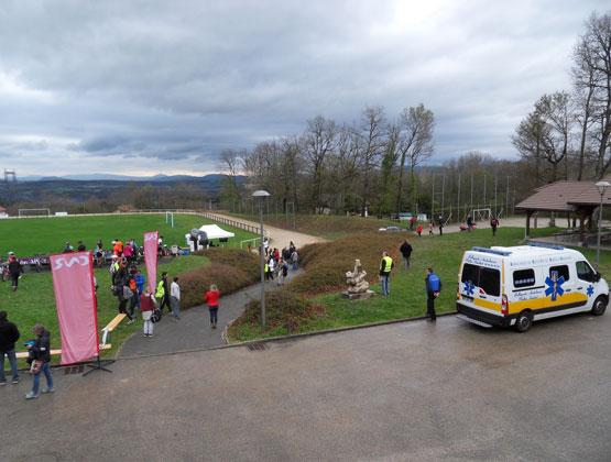 Manifestations encadrées par des ambulanciers pour assurer la sécurité des participants