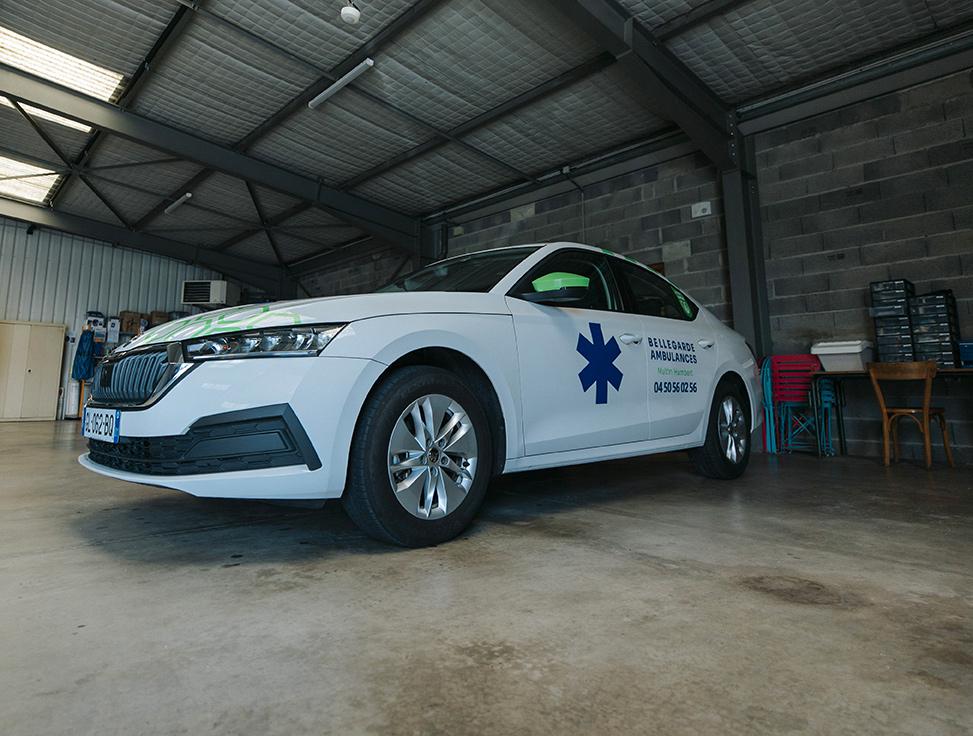 VSL entrepôt Bellegarde Ambulances équipé pour le transport d'un patient dans l'Ain et en Haute-Savoie