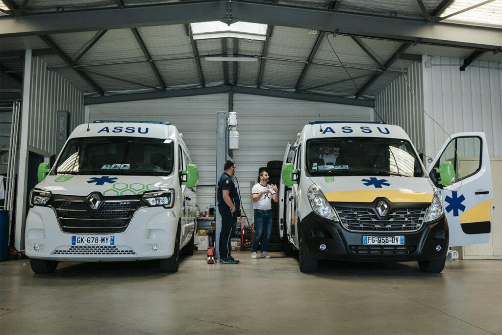 Ambulances équipées de brancards électriques - Bellegarde Ambulance dans leur entrepôt dans l'Ain