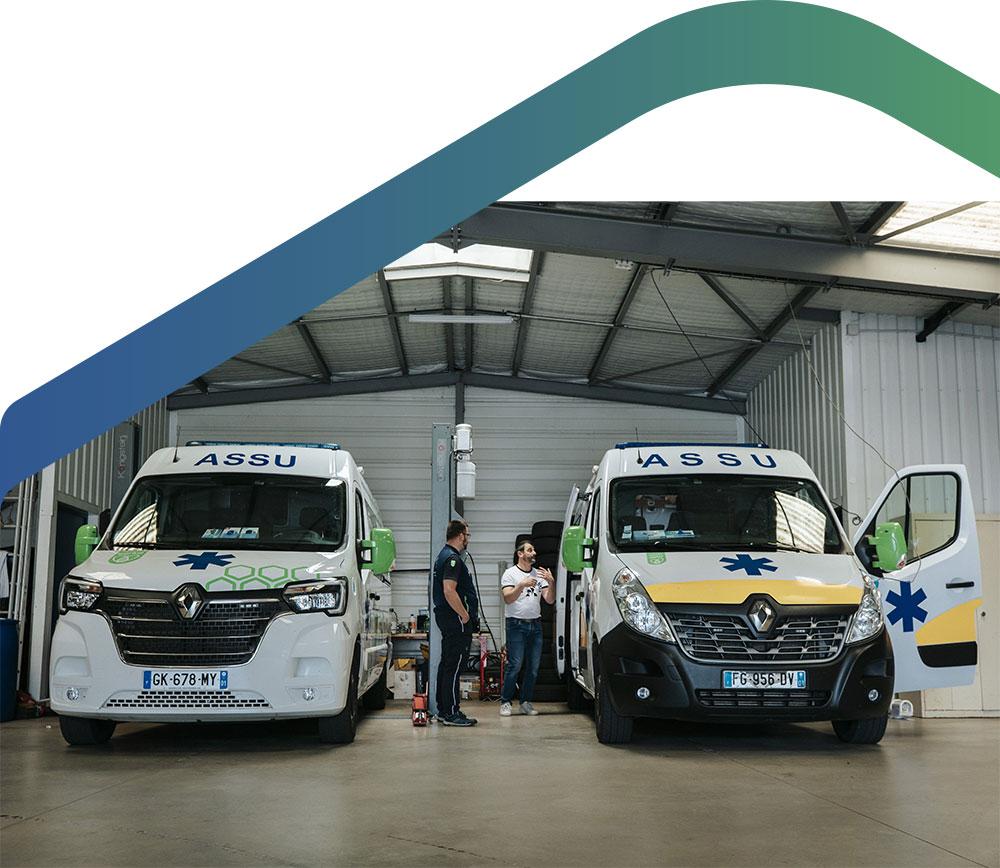 Ambulances équipées de brancards électriques - Bellegarde Ambulance dans leur entrepôt dans l'Ain