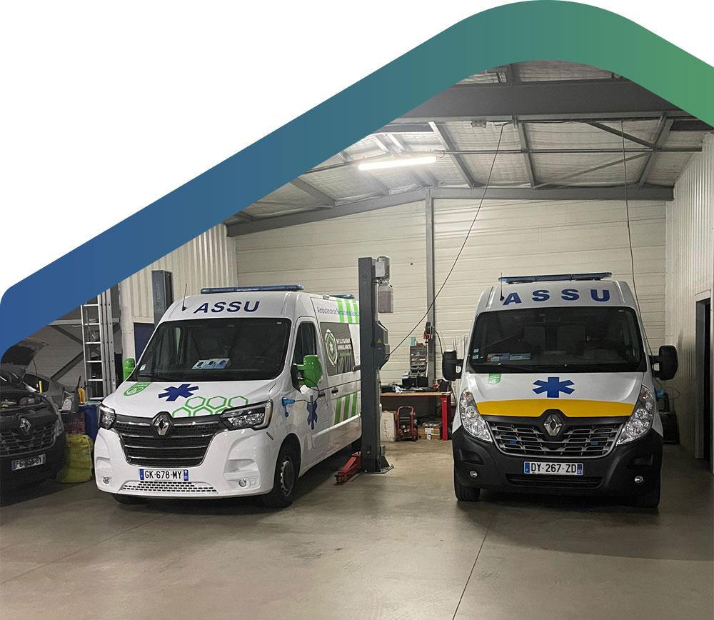 Deux ambulances de Bellegarde Ambulances dans leur entrepôt situé dans l'Ain